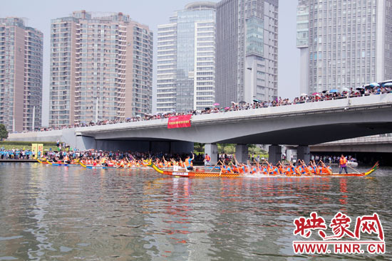 6月11日，2013中華軒轅龍舟大賽，在鄭州東區(qū)的如意湖舉行。