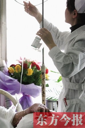 2006年,被嚴重燒傷的婁風濤在鄭州一家醫院治療