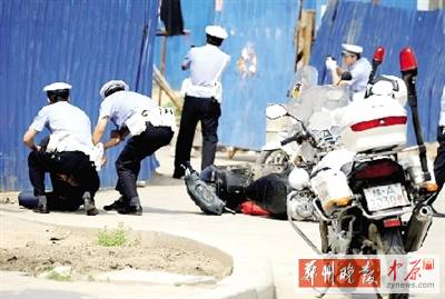 　一名歹徒被抓獲，另一名歹徒持槍劫持了一名門衛。