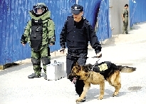 排爆專家、警犬在現場待命。
