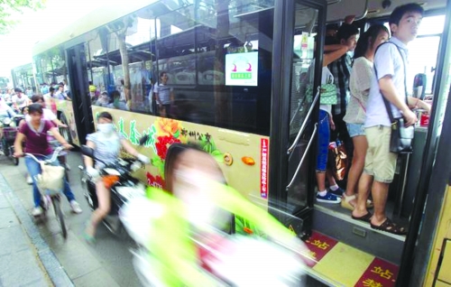 　　7月12日，鄭州市花園路，下班高峰期。