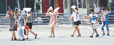  街頭，遮擋陽光是一門“技術活”。