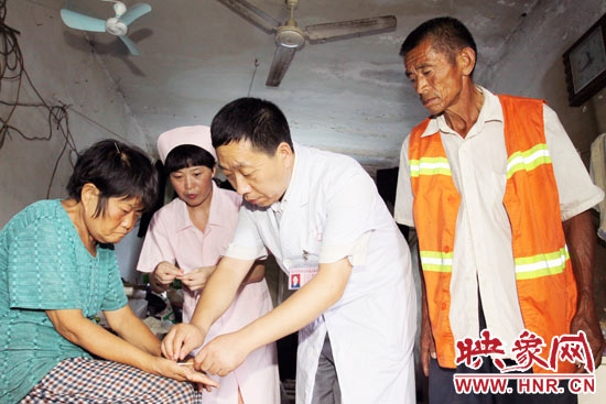 鄭州市管城區人民醫院院長張彥軍親自為謝秀進診斷，并為他們帶去了500多元的治療藥品。