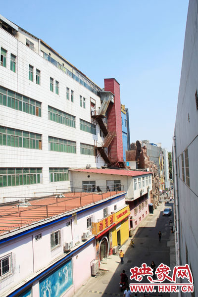 該家具賣場(chǎng)共6層樓，第7層建筑與其他樓層風(fēng)格迥然不同，有明顯后期加蓋痕跡