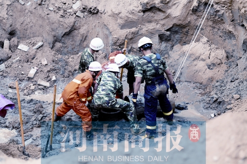 　　7個多小時的奮力救援，也沒能救回這個孩子