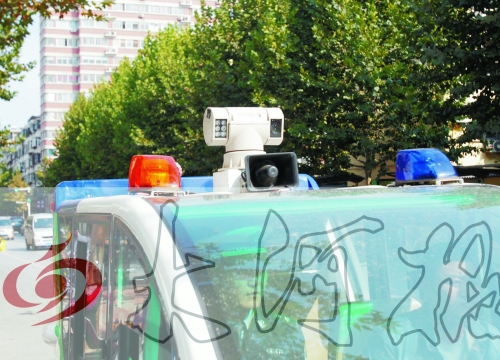 巡查車車頂裝有360度攝像頭,對路面違章停車行為抓拍取證。