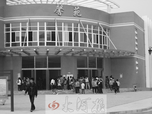 學(xué)生們排隊進入食堂就餐，對于統(tǒng)一15元的收費標(biāo)準(zhǔn)，不少學(xué)生和家長很不理解。