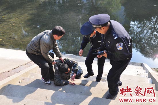 該男子滾入冰冷的金水河，嗆了幾口污水，連滾帶爬從水中出來(lái)，隨后被金水路派出所民警救上岸。