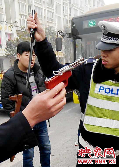 據當事交警描述，男子自知車上有刀，在車輛被逼停后，車上的另一名男子試圖將刀具交給到達現場的同伴。