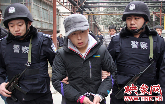 12月18日上午，鄭州警方帶一名犯罪嫌疑人指認現(xiàn)場