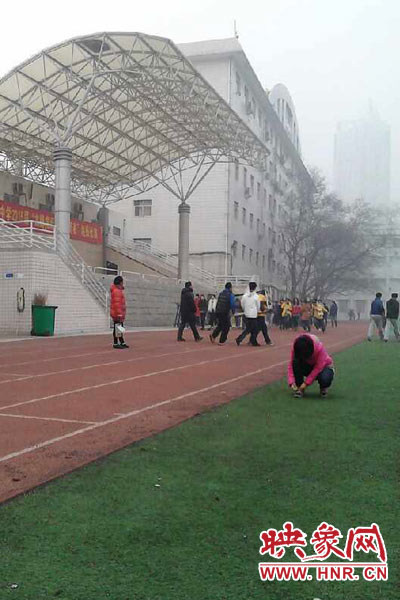 網友反映，在嚴重污染的霧霾天，鄭州市回民中學仍讓學生在室外上體育課。（圖片來源于網友。）