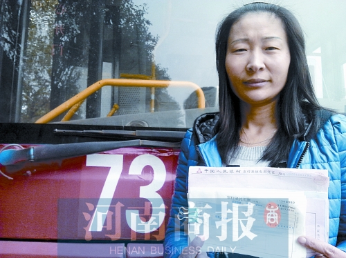 劉遂紅撿到的這疊匯票，總面額為2600萬元 記者 張郁/攝
