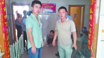在吳文舉老師的幫助下，王強(qiáng)強(qiáng)（左）從傳銷(xiāo)窩點(diǎn)成功脫險(xiǎn)。