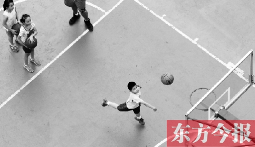 7月2日，河南工業(yè)大學(xué)籃球場(chǎng)內(nèi)，幾名孩子正在接受籃球訓(xùn)練