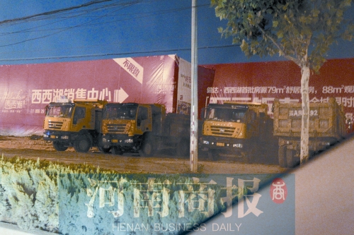 昨夜，記者發現一些工地外，渣土車們正在“休息”記者 鄧萬里/攝