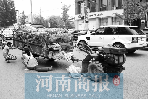 兩車相蹭后，小陳與妻子慌了神