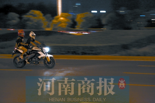 深夜，鄭東新區(qū)，不少人騎著摩托車呼嘯而過