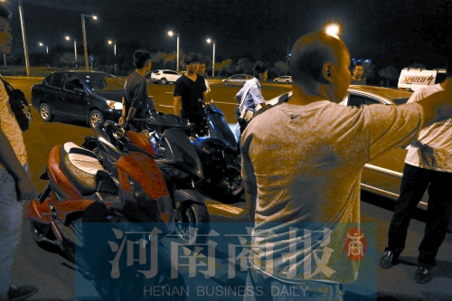 一小時內(nèi)，民警就扣了12輛摩托車、電動車