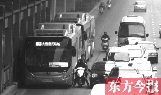 電動(dòng)車(chē)闖入BRT道
