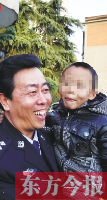 林州市公安局長趙峰抱著滿臉笑容的曉宇（化名），也露出了笑容