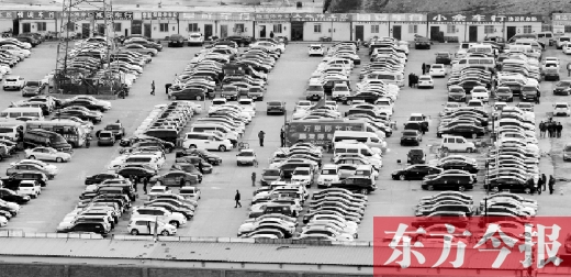 鄭州市文化路北段一個(gè)二手車交易市場(chǎng)，停放著密集的二手車