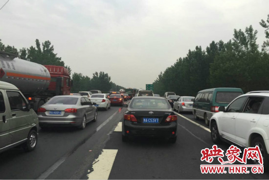 小長假最后一天，多條通往鄭州的高速公路出現嚴重擁堵。