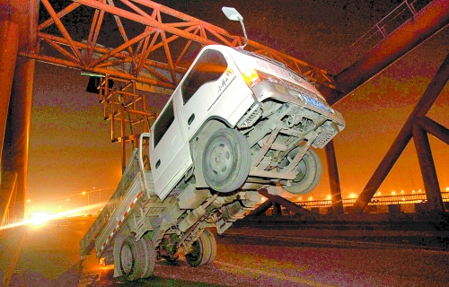 　車上升降機的工作臺被卡，車身前部高高翹起。