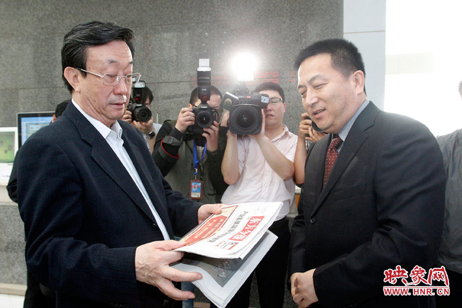 東方今報報社社長趙國平向河南省委書記、省人大常委會主任郭庚茂匯報東方今報的內容、發行等情況 東方今報