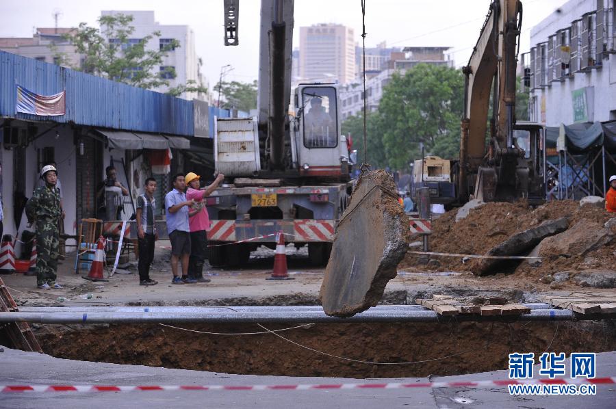 5月21日，在廣東省深圳市龍崗區橫崗街道紅棉二路華茂工業園路面塌陷處，救援人員在現場救援。