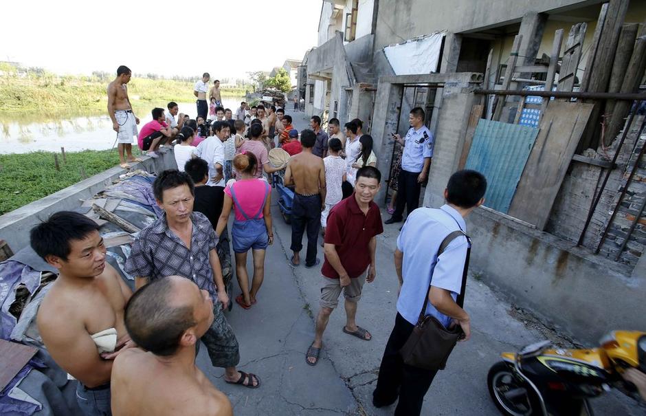 打開木門，地窖就在眼前：目測(cè)3米長(zhǎng)，1米寬，1.5米高。洞內(nèi)四壁用水泥澆注，洞頂上蓋了棉被，底部有地毯。洞內(nèi)還安裝了電燈、電風(fēng)扇，最里面放了一個(gè)桶，估計(jì)是大小便用的。洞內(nèi)有一股污濁的氣息，凌亂地散放著康師傅方便面，還有蘇菲衛(wèi)生巾。墻壁上掛著《大秦帝國(guó)》的碟片。房東戴阿婆見了這個(gè)地洞，氣得不行：“早知道他動(dòng)歪腦筋，我怎么也不會(huì)出租給他的，以后這房子可怎么辦？肯定租不掉了啊。”