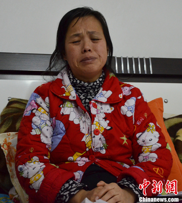 近日，記者在伊春市帶嶺區(qū)職工醫(yī)院廢棄太平間內看到了陳慶霞，當向記者講訴其兒子走失時，泣不成聲。