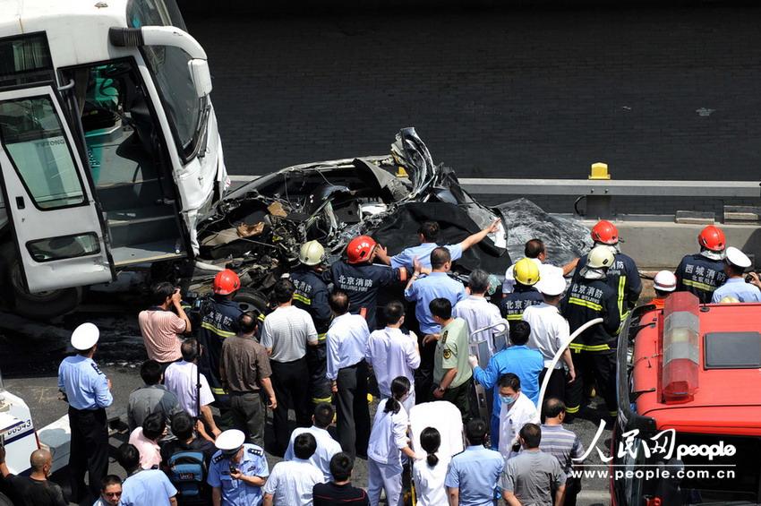 北京大客車追尾碾壓奧迪司機(jī)被困車中。