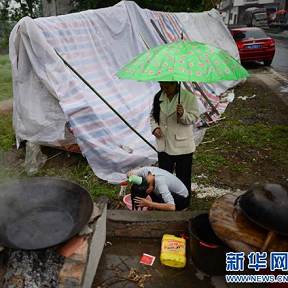 雨中震區的村民生活