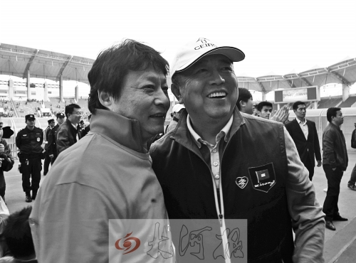 比賽結束后，老胡熱情擁抱老唐。