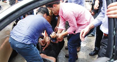 昨日，警方和市民們一起砸窗將肇事者控制。當日，福州閩侯縣，一名男子駕駛小車在青口鎮奔馳大道附近撞人后逃逸，事故致7人死亡，12人受傷。圖/CFP