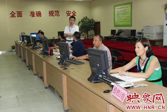 今年我省高招錄取工作正在平穩(wěn)正常開展，圖為投檔組工作人員。
