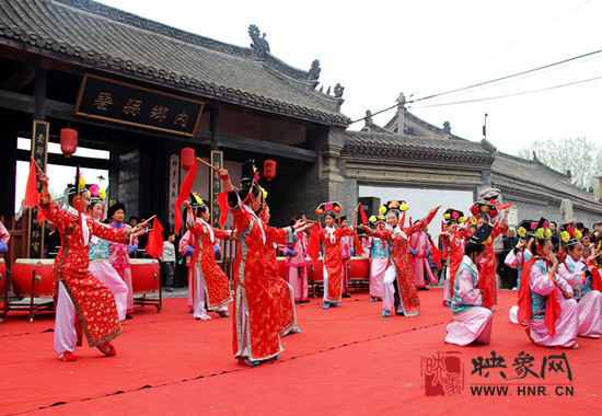 游客參觀清明小長假新推出的本土特色節目《鼓樂迎賓》。