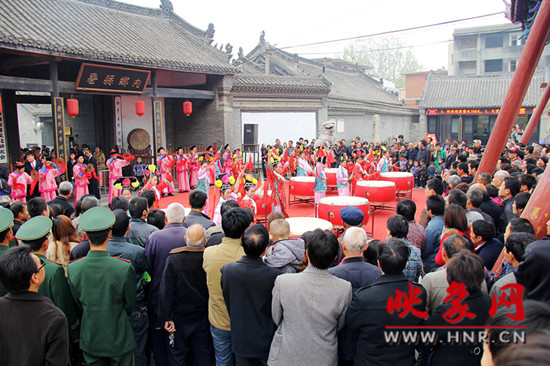游客參觀清明小長假新推出的本土特色節目《鼓樂迎賓》。