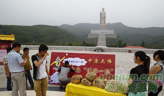 堯山中原大佛景區公開請游客留名“到此一游”