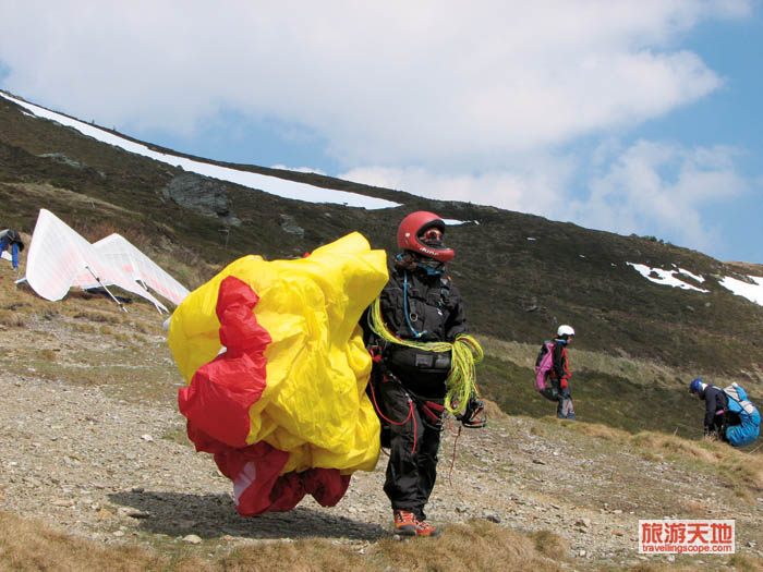 滑翔傘美女帶你御風而行