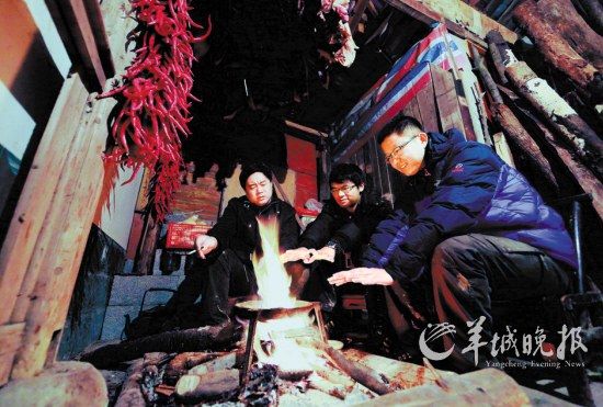 　　在土家人吊腳樓小住的那個(gè)夜晚,讓我想起了外婆家。