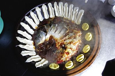 黃驊鍋灶魚(yú)，將海魚(yú)與面食相互搭配。農(nóng)業(yè)與漁業(yè)、土地與海洋，在這里構(gòu)成了微妙的平衡。
