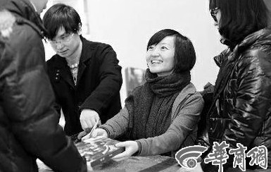 1月19日，柴靜在西安簽售新書(shū)《看見(jiàn)》時(shí)和讀者交流。