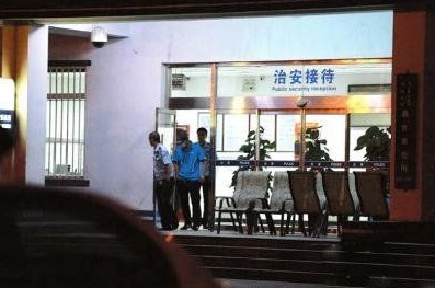 釋小龍走出派出所。