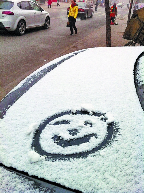 一月十五日上午，有汽車披著一身的雪裝，從經開區回到市區。