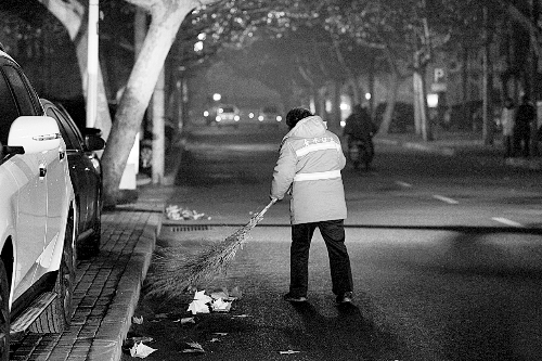 清晨六點，鄭州市經七路，一名環衛工開始了一天的工作。