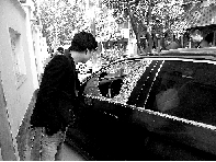 有個人晃了一圈后，寶馬、現代、越野的車窗都“長”出大窟窿