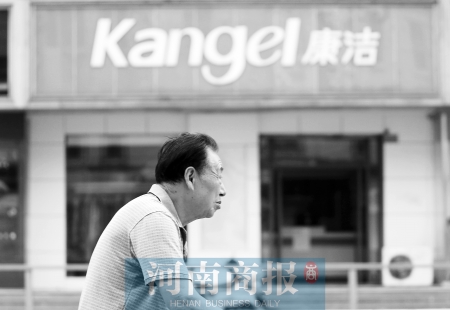 　這一切，將會給康潔公司、加盟商，乃至鄭州洗衣行業(yè)，帶來什么？ 記者 趙卓/攝