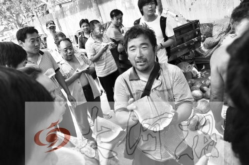 為了表示感謝，陳小立切西瓜分給大家吃。