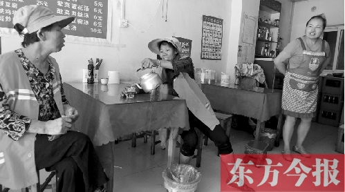 7月30日下午，鄭州市建設(shè)路一家面館老板毋女士，給兩位環(huán)衛(wèi)工端水解暑